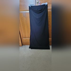 Full-length pencil skirt. Slit at the left side.